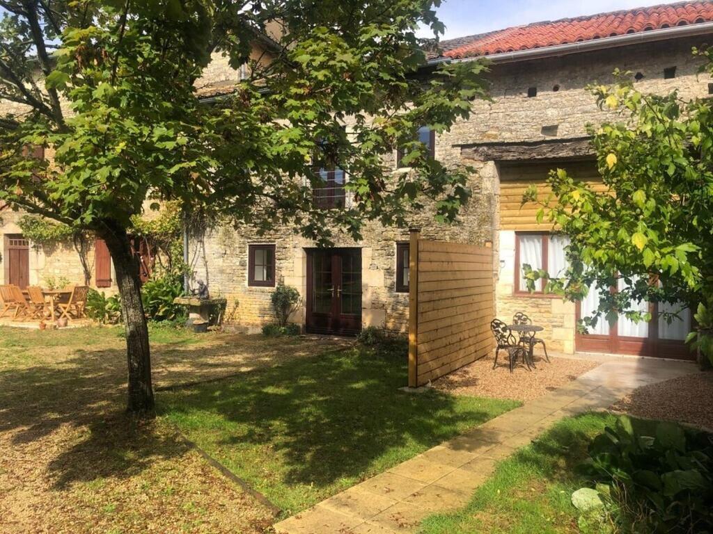 Blacksmiths Cottage In Blanzay - 3 Beds Luaran gambar