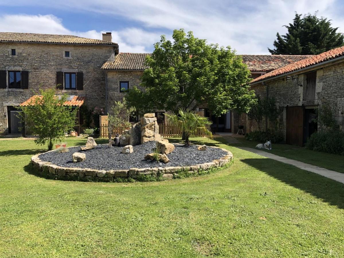 Blacksmiths Cottage In Blanzay - 3 Beds Luaran gambar